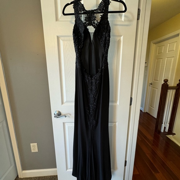 Beautiful black Faviana Glamour gown. - Picture 4 of 7